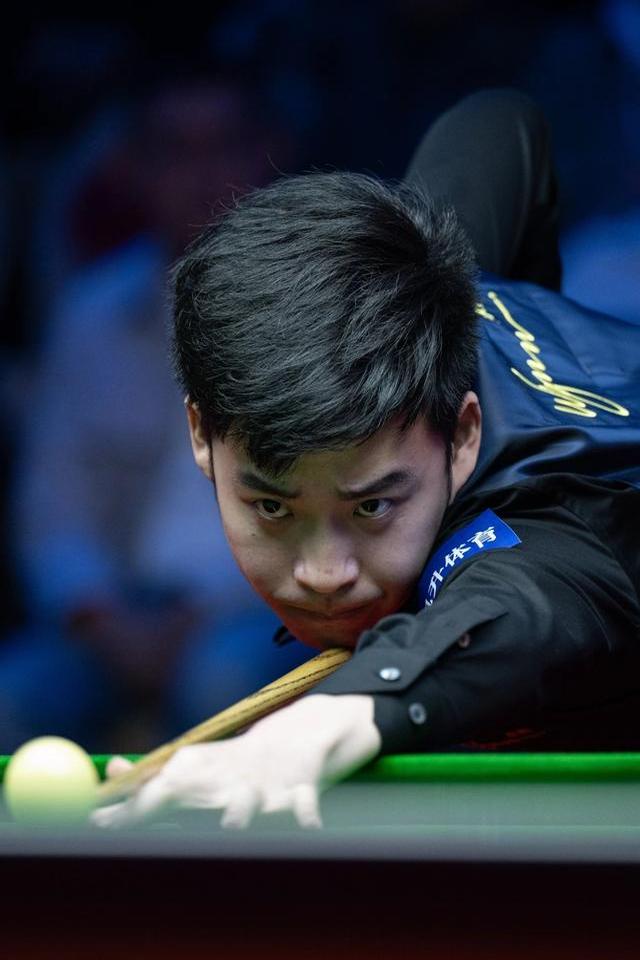 他的右膝承 他的右膝承